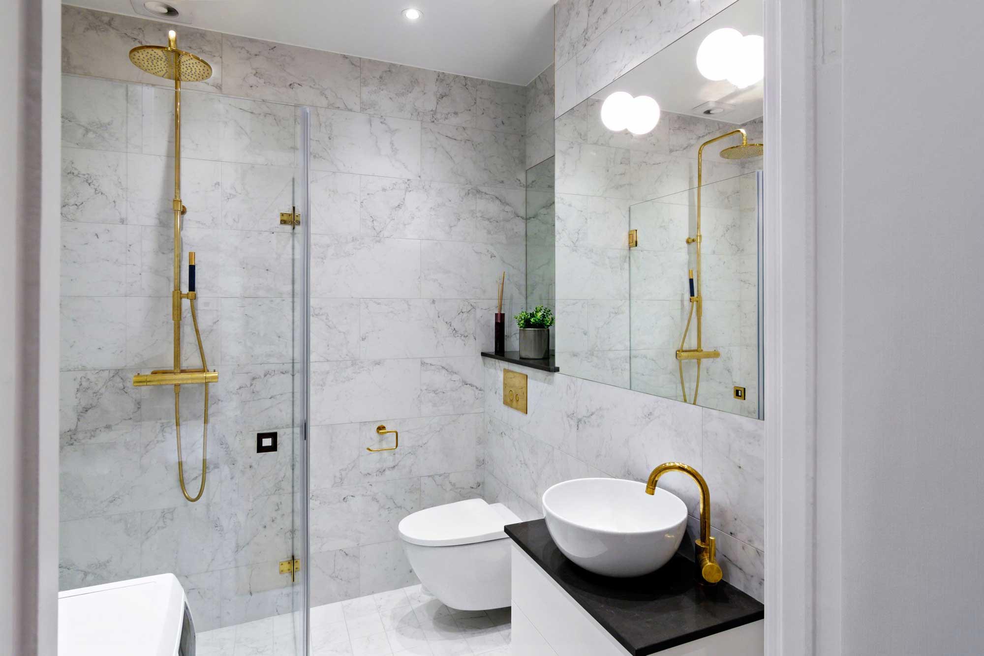 Ett modernt badrum med marmorväggar
